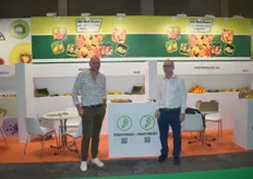 Pieter de Keijzer on the left, who was visited at his stand. He connects bio-growers with retailers via the company Fruitprint.
